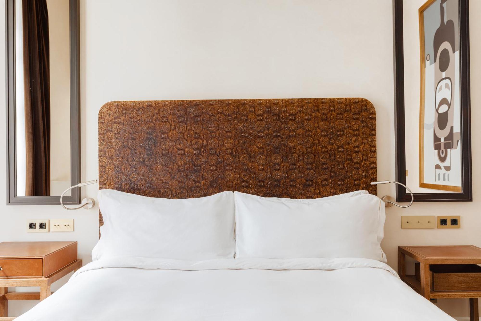 ホテル ドゥ プラカ レイアル ジーアール バルセロナ 部屋 写真 A bed with a headboard