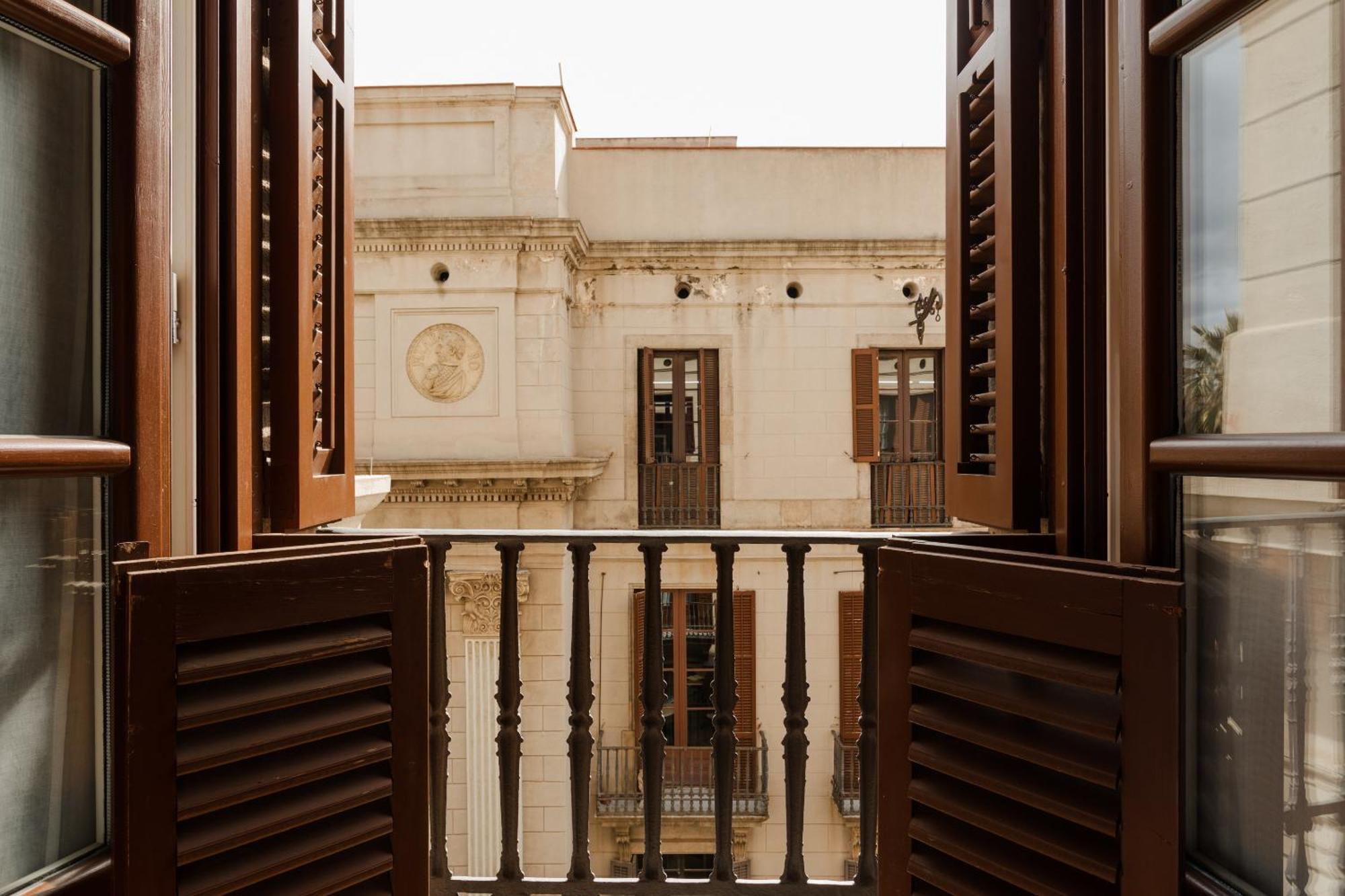 ホテル ドゥ プラカ レイアル ジーアール バルセロナ 部屋 写真 A typical window in a house in Malta