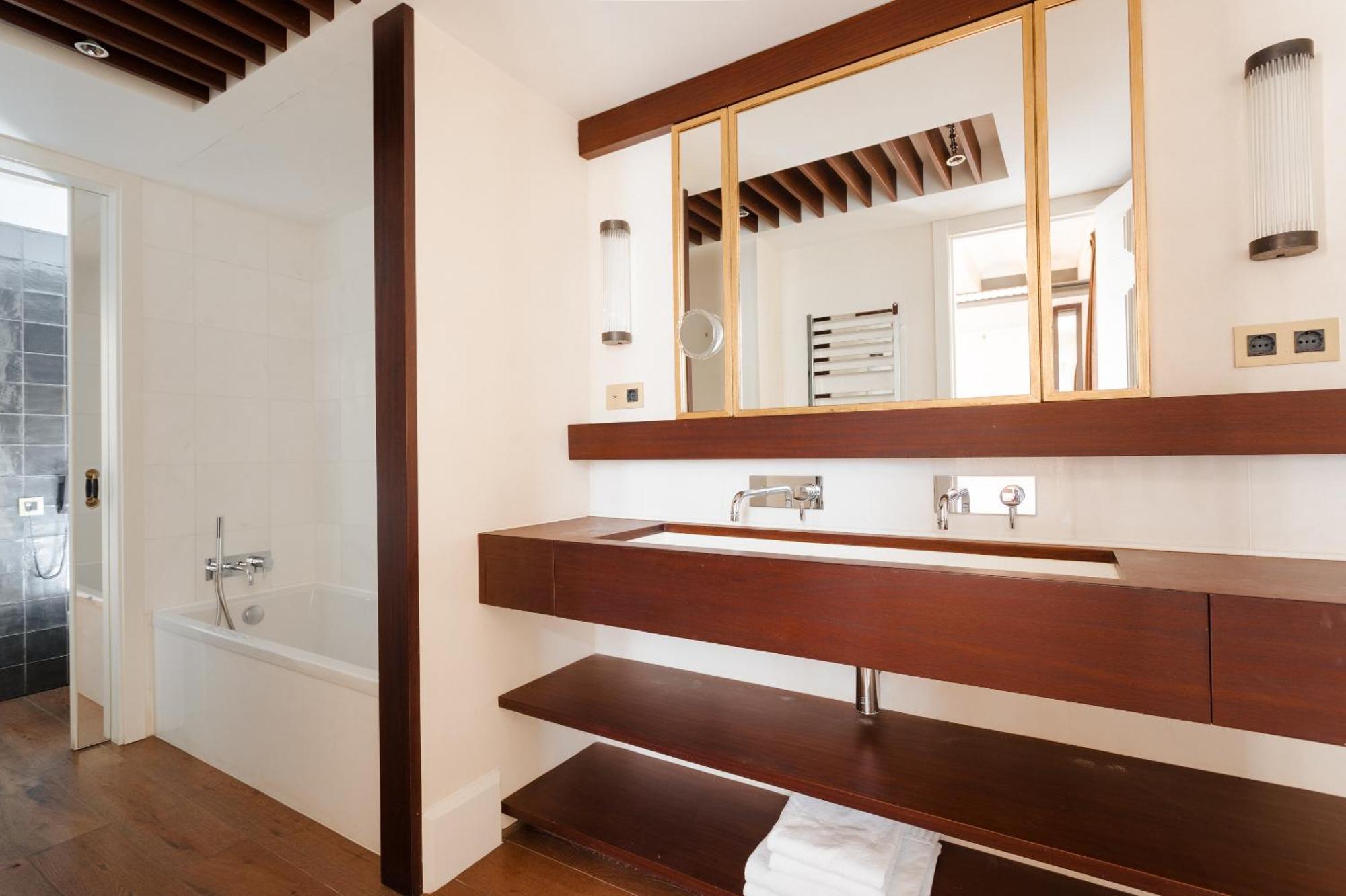 ホテル ドゥ プラカ レイアル ジーアール バルセロナ 部屋 写真 Bathroom