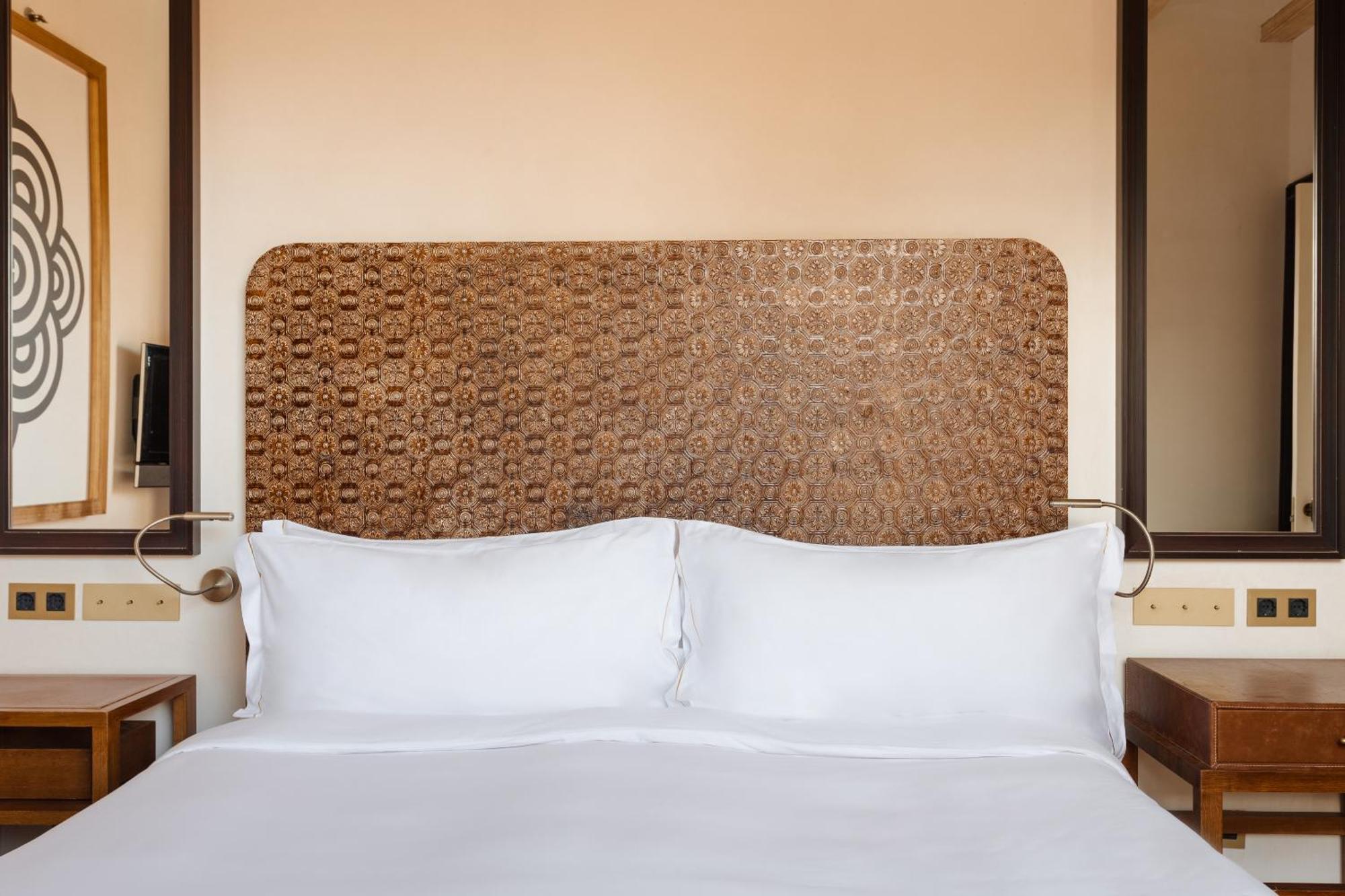 ホテル ドゥ プラカ レイアル ジーアール バルセロナ 部屋 写真 A bed with a headboard