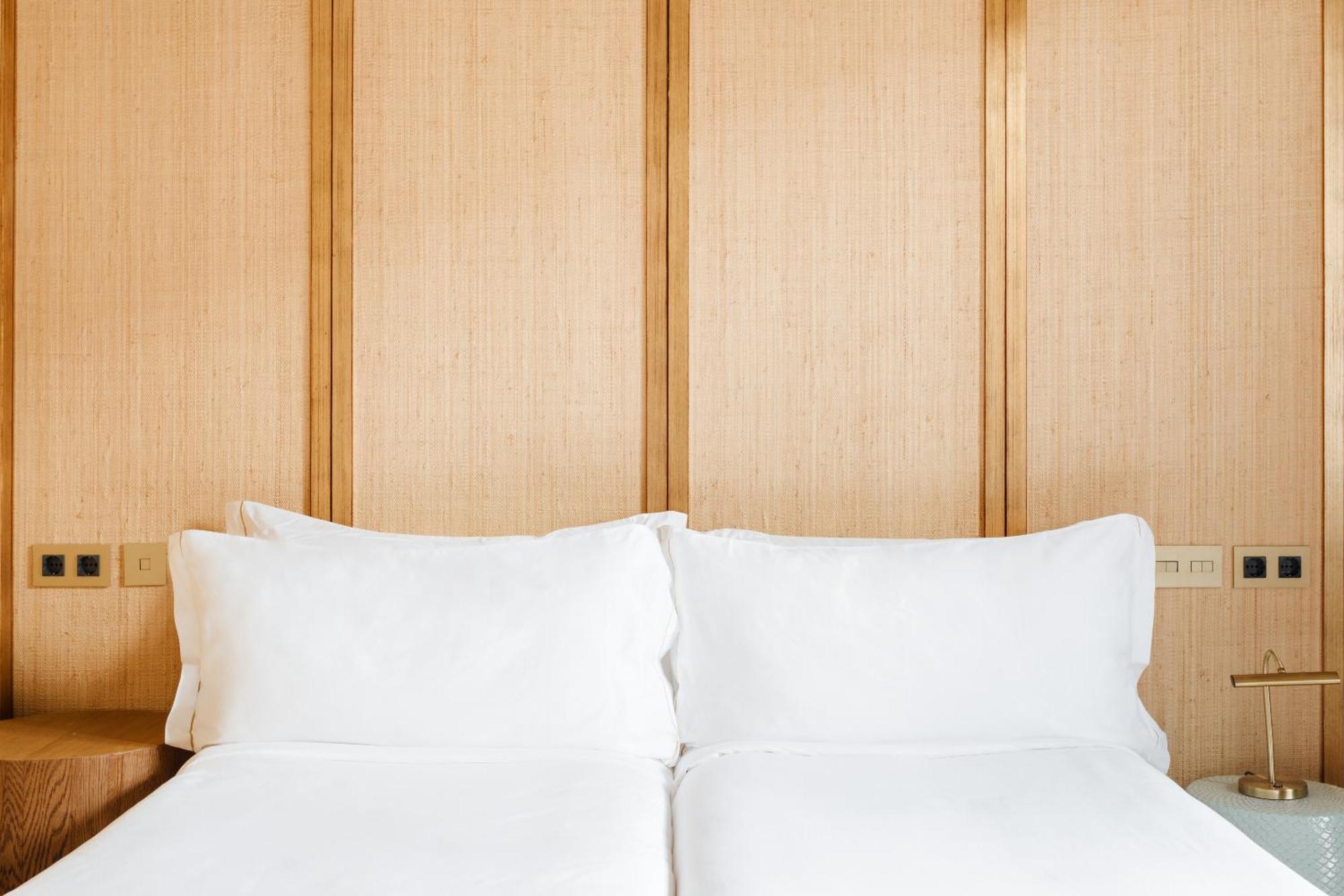 ホテル ドゥ プラカ レイアル ジーアール バルセロナ 部屋 写真 A bed with two pillows