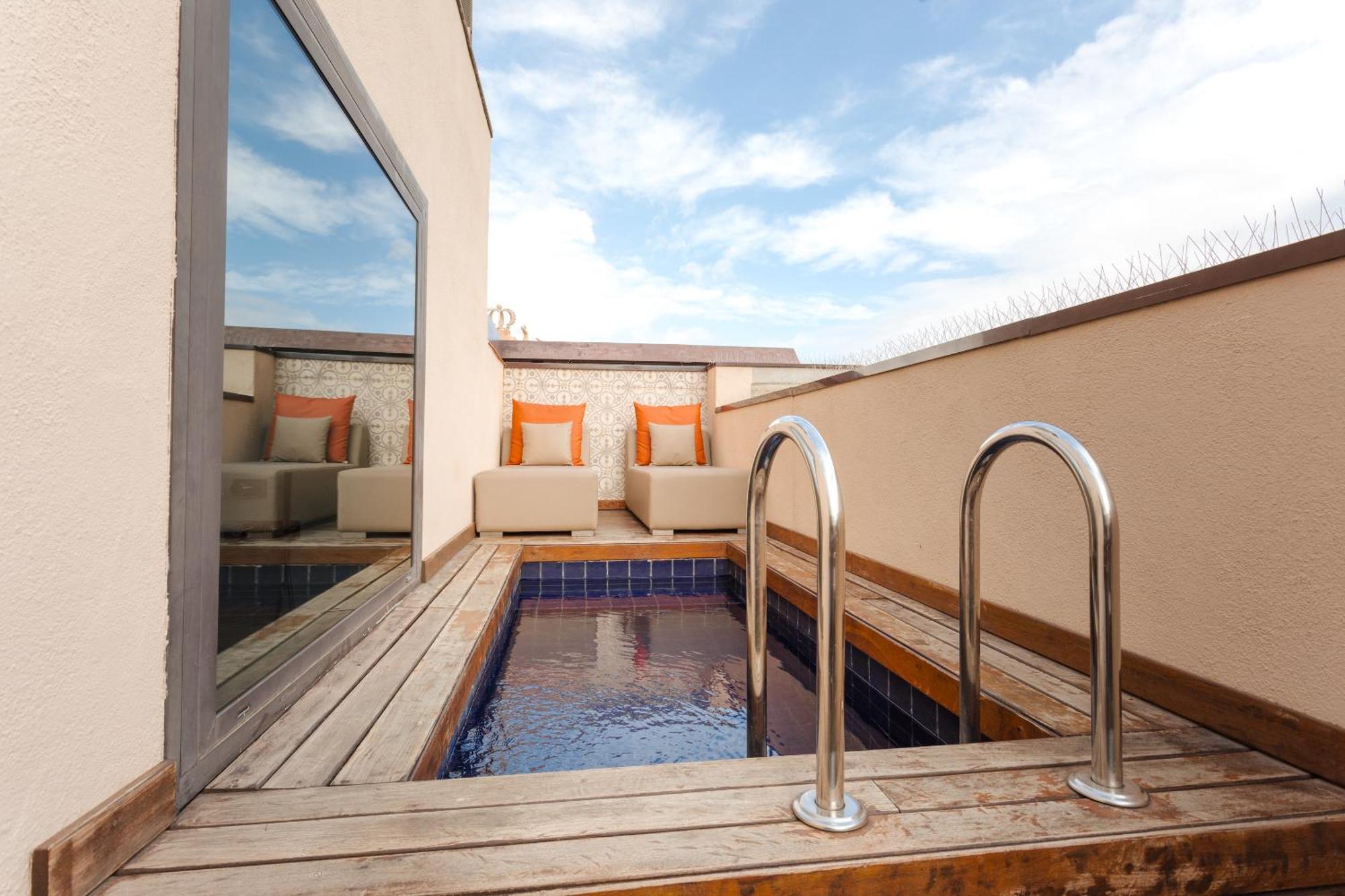 ホテル ドゥ プラカ レイアル ジーアール バルセロナ 部屋 写真 A private pool at a hotel