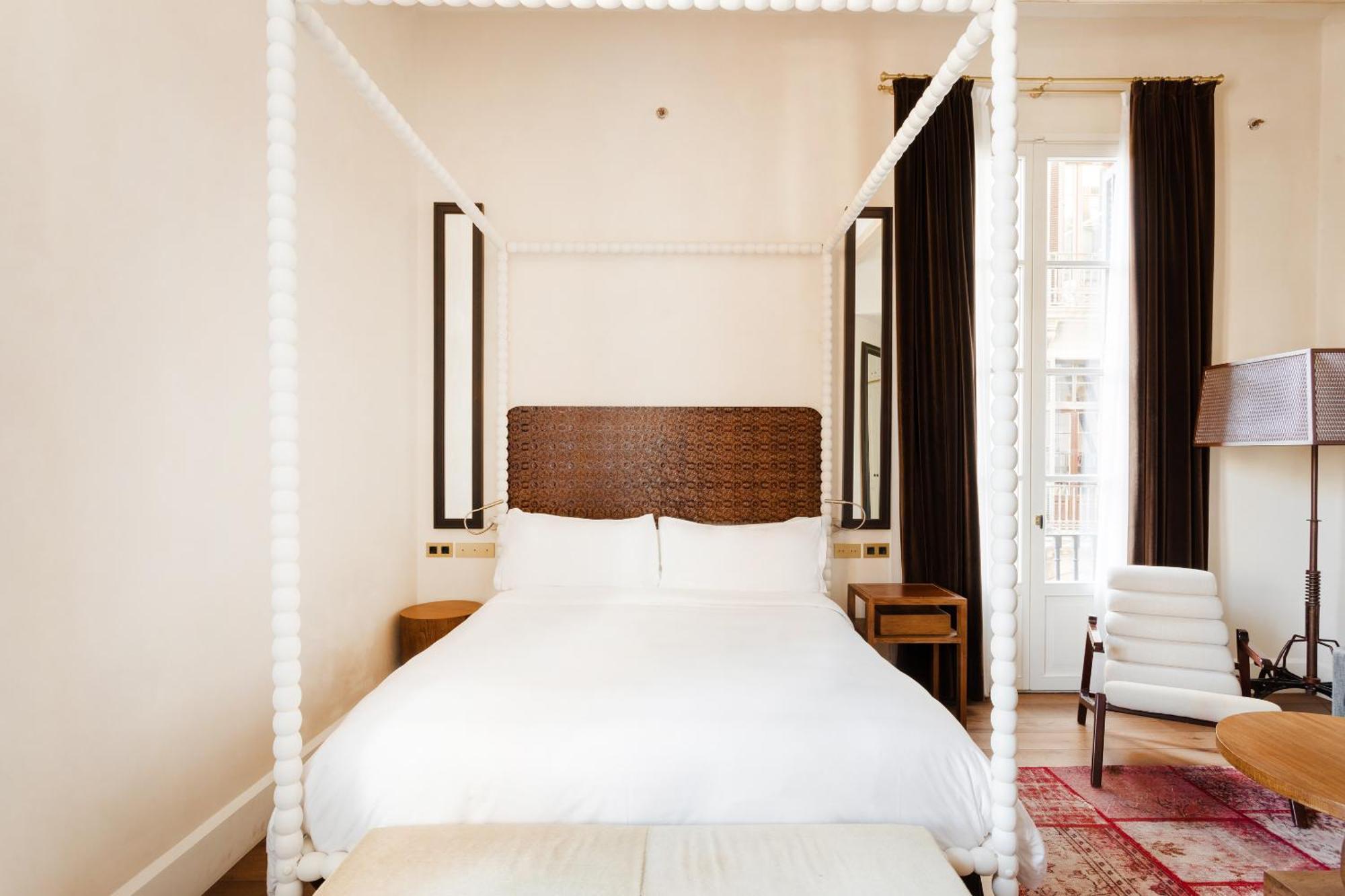 ホテル ドゥ プラカ レイアル ジーアール バルセロナ 部屋 写真 A guest room at the Hotel George Washington