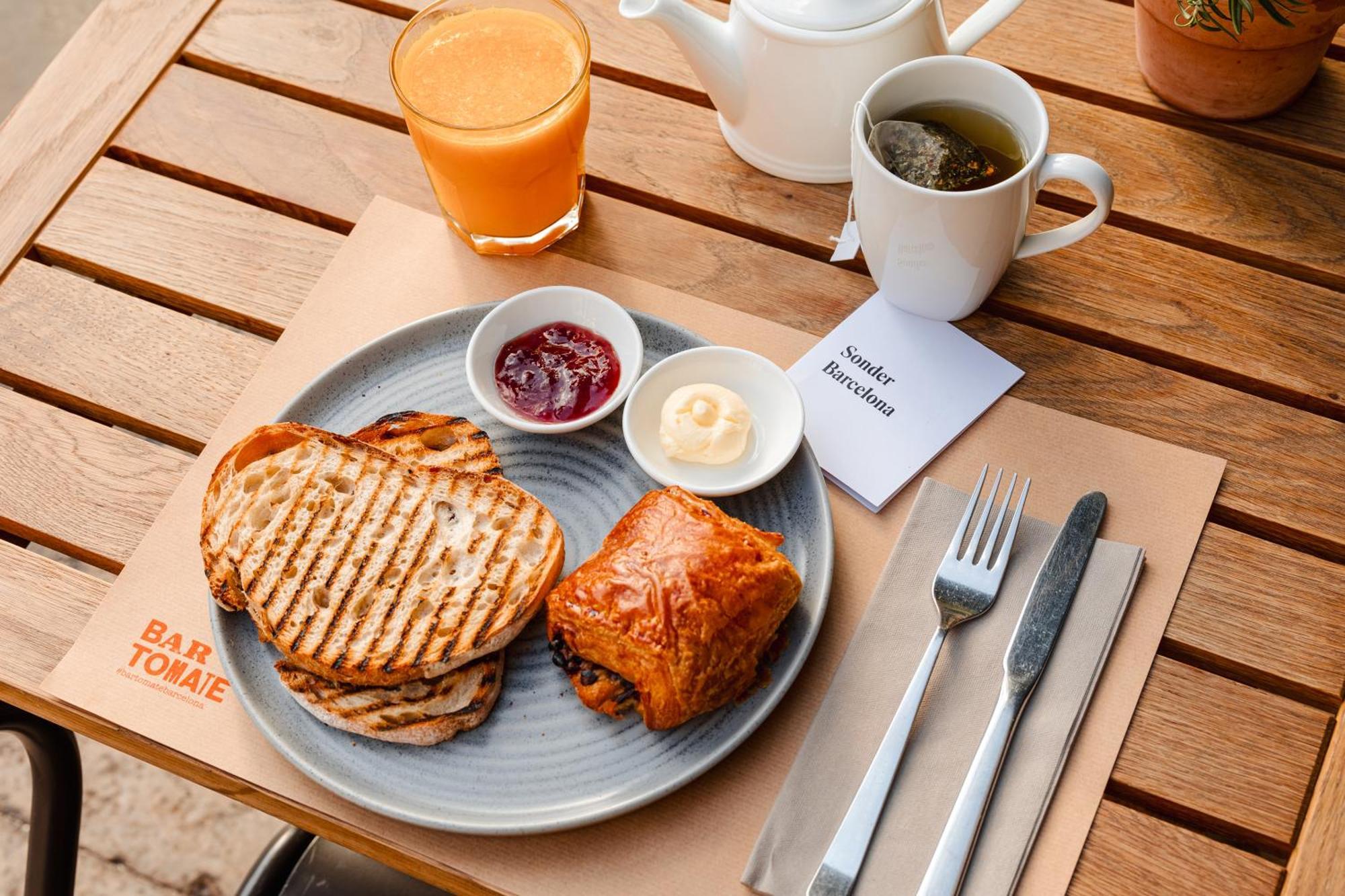ホテル ドゥ プラカ レイアル ジーアール バルセロナ エクステリア 写真 A breakfast at the restaurant