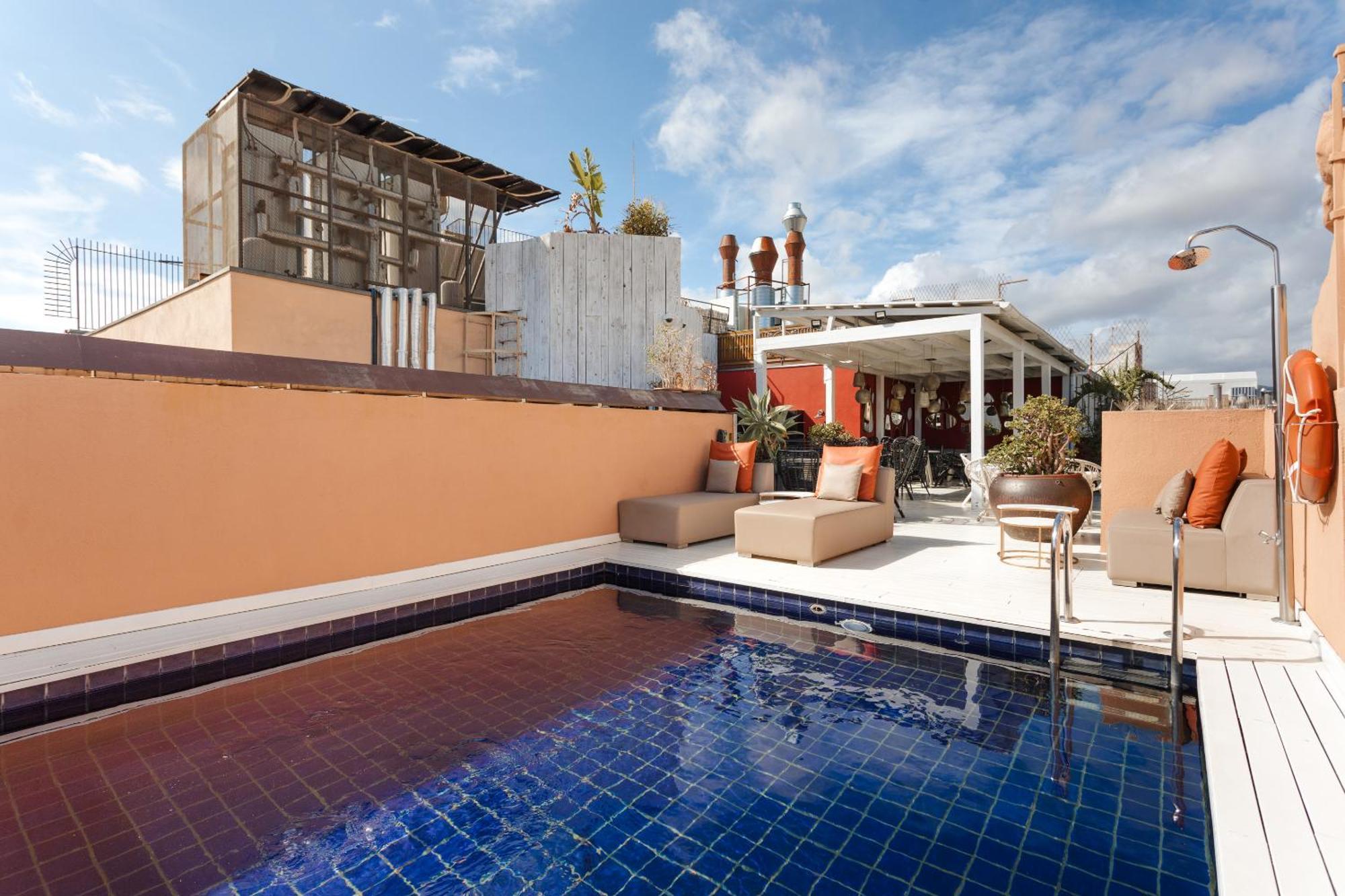 ホテル ドゥ プラカ レイアル ジーアール バルセロナ エクステリア 写真 Rooftop pool at the Hotel Unique