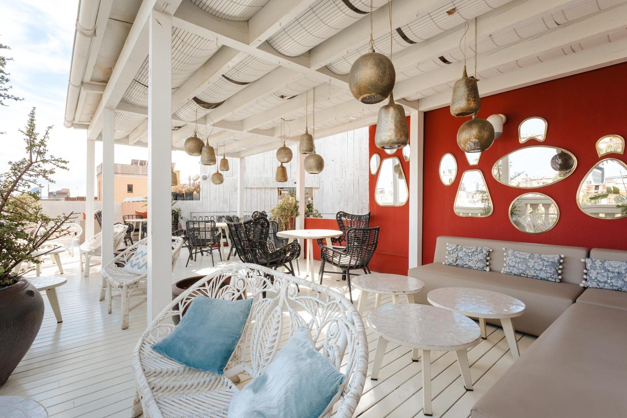 ホテル ドゥ プラカ レイアル ジーアール バルセロナ エクステリア 写真 The rooftop bar at the Hotel Indigo, Athens